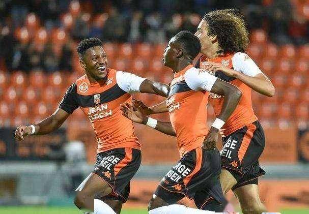  斯特拉斯堡后防失误连连惨遭里昂四球横扫