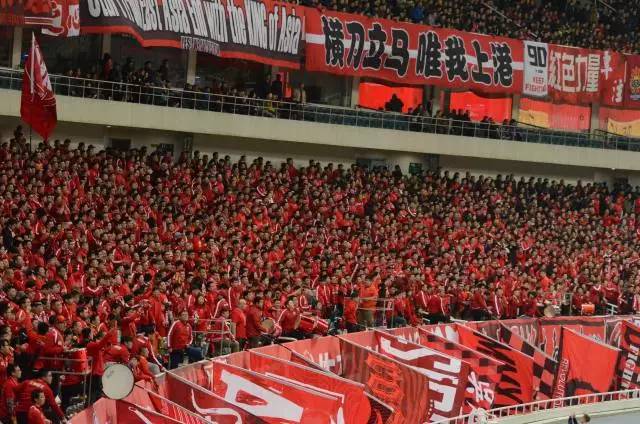  波鸿主场球迷热情似火，营造魔鬼主场氛围助力球队